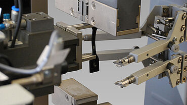 ASTM D412 - 弹性体和橡胶拉伸试验 - 弹性体哑铃状试样、试样夹具和引伸计的详细视图