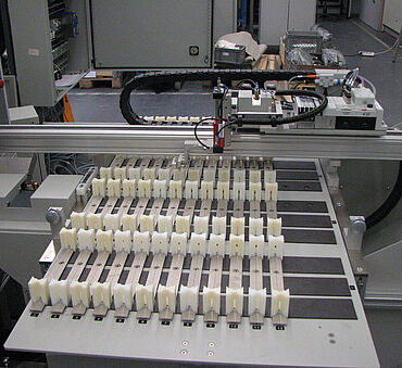 BASF voert geautomatiseerde trektests uit met een roboTest L robotisch testsysteem