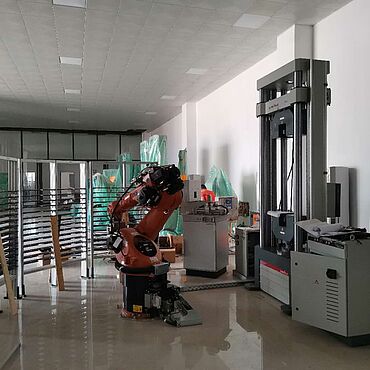 Sistem pengujian robotik roboTest R dipasang di laboratorium pengujian Liuzhou Iron & Steel