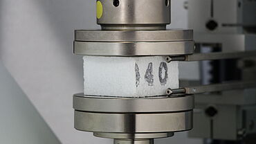 Univerzální zkušební stroj, Zkouška tlakem tvrdých pěn podle ISO 844