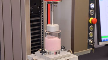 Medição de viscosidade - Dispositivo de extrusão traseira no exemplo de iogurte