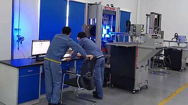 Автоматизированные испытания стали на растяжение проводятся в китайской испытательной лаборатории.